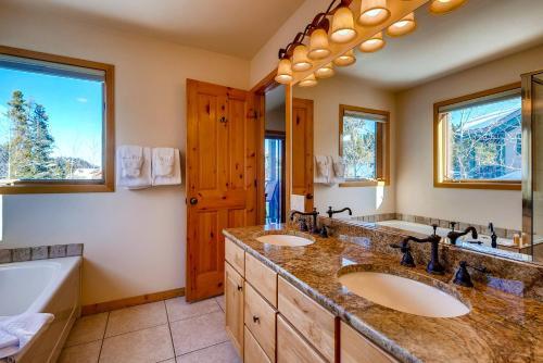 Twin Elk Lodge