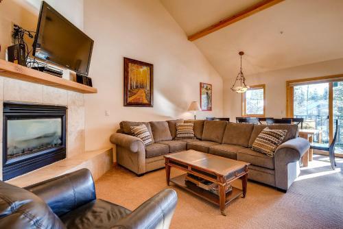 Twin Elk Lodge