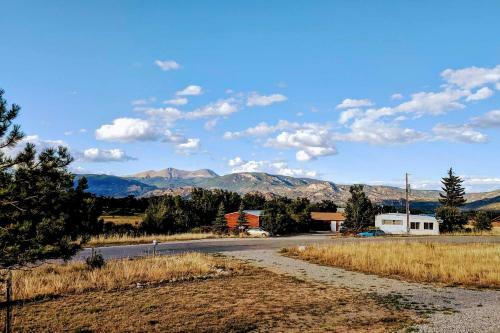 Creekside Retreat With Deck 3 Miles To Downtown!
