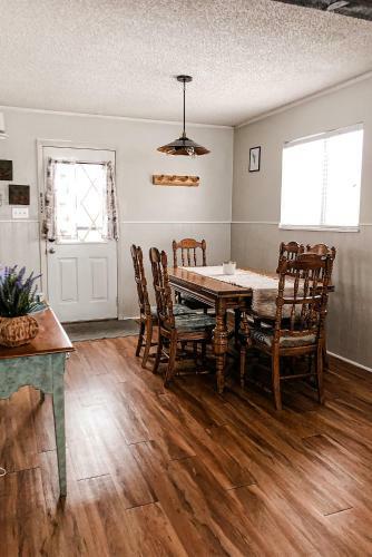 Creekside Retreat With Deck 3 Miles To Downtown!