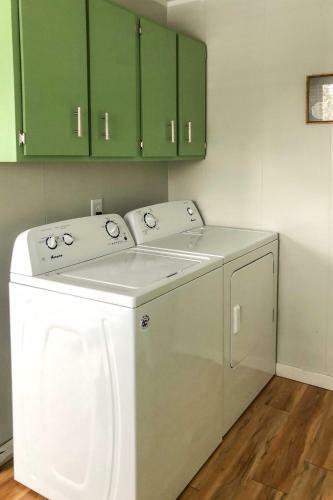Creekside Retreat With Deck 3 Miles To Downtown!
