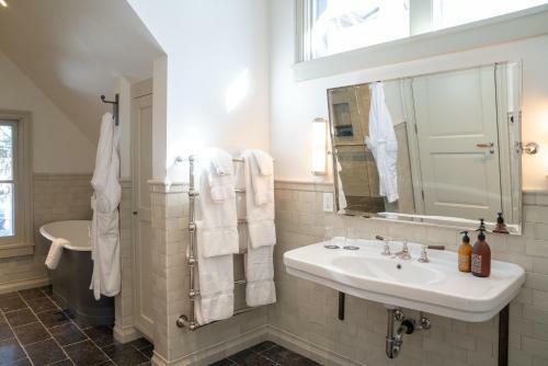 Hotel Eleven Experience Public House Lofts