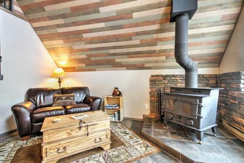 Hillside Cripple Creek Cabin With Hot Tub, Mtn Views!