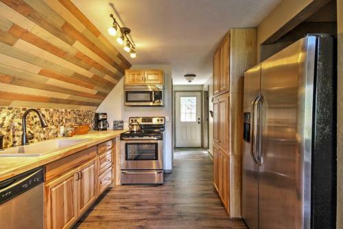 Hillside Cripple Creek Cabin With Hot Tub, Mtn Views!