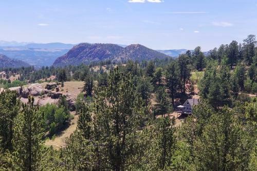 Hillside Cripple Creek Cabin With Hot Tub, Mtn Views!