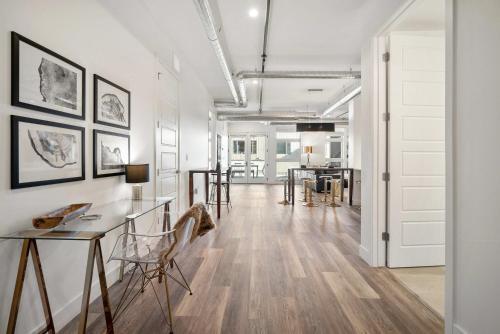New Sleek Urban Cowboy Loft! Denver Skyline Views!