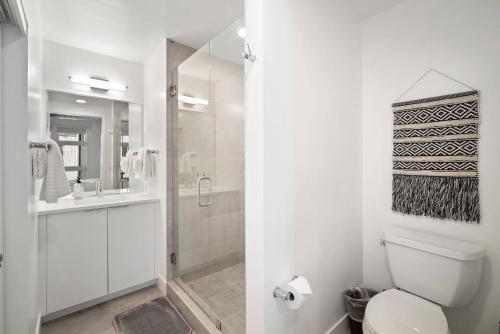 New Sleek Urban Cowboy Loft! Denver Skyline Views!