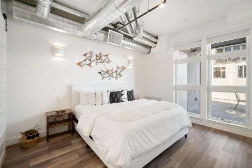 New Sleek Urban Cowboy Loft! Denver Skyline Views!