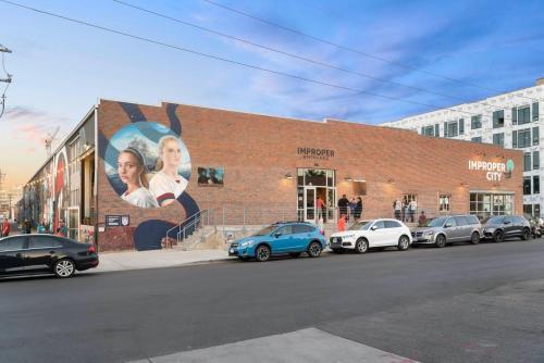 New Sleek Urban Cowboy Loft! Denver Skyline Views!