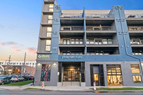 New Sleek Urban Cowboy Loft! Denver Skyline Views!