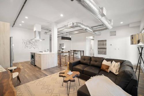 New Sleek Urban Cowboy Loft! Denver Skyline Views!