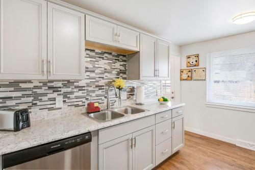 Quiet Getaway! Modern Kitchen And Foosball Table!