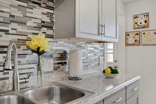 Quiet Getaway! Modern Kitchen And Foosball Table!