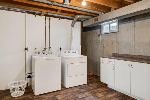Quiet Getaway! Modern Kitchen And Foosball Table!
