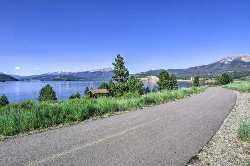 Apartamento Lakefront Retreat With Panoramic Mountain Views