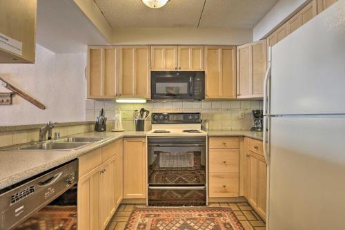 Apartamento Lakefront Retreat With Panoramic Mountain Views