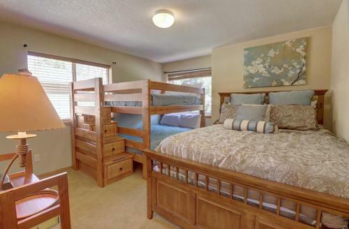 75 Corinthian 3br 3ba Spacious Layout, Private Garage Townhouse