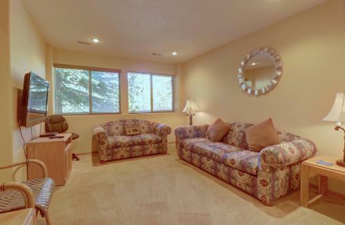 75 Corinthian 3br 3ba Spacious Layout, Private Garage Townhouse