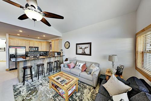 Apartamento Sunny Spacious Mountain Condo - Fireplace & Deck Condo
