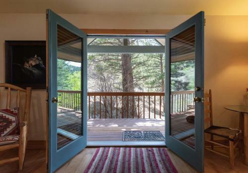 Bed & Breakfast Romantic Riversong Inn