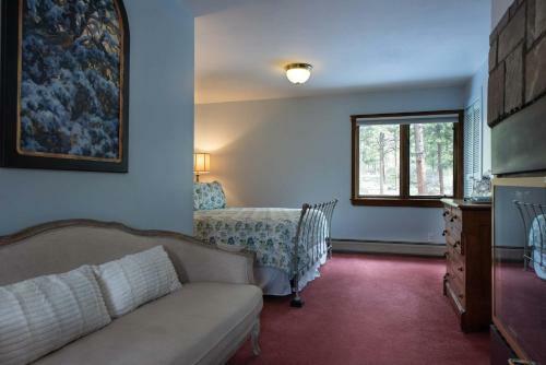 Bed & Breakfast Romantic Riversong Inn