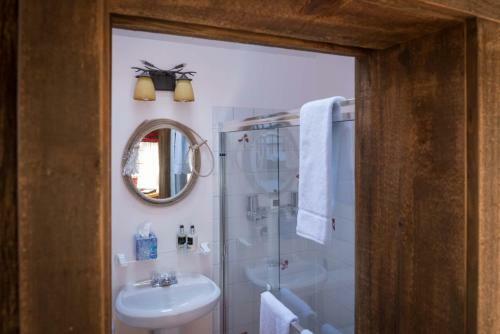 Bed & Breakfast Romantic Riversong Inn