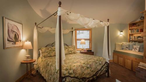 Bed & Breakfast Romantic Riversong Inn