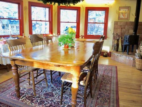 Bed & Breakfast Romantic Riversong Inn