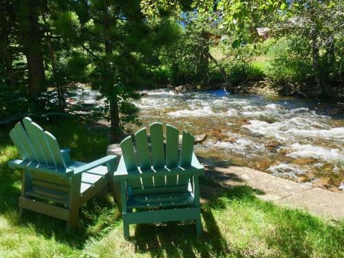 Bed & Breakfast Romantic Riversong Inn