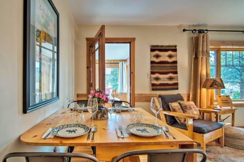 Charming Estes Park Cabin With 2 Patios And Fire Pit!