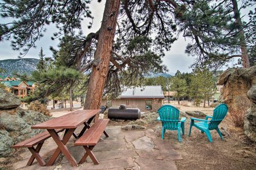 Charming Estes Park Cabin With 2 Patios And Fire Pit!