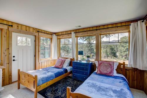 Charming Estes Park Cabin With 2 Patios And Fire Pit!