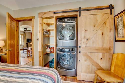 Charming Estes Park Cabin With 2 Patios And Fire Pit!