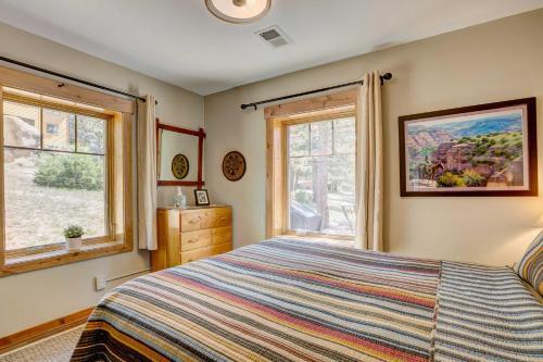 Charming Estes Park Cabin With 2 Patios And Fire Pit!