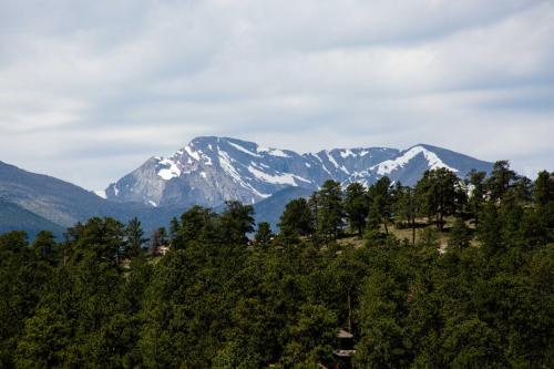 Charming Estes Park Cabin With 2 Patios And Fire Pit!