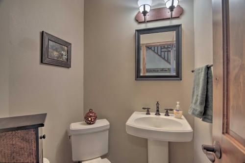 Spacious Estes Park Home On Big Thompson River!