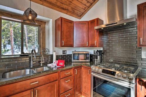Stunning Luxury Mountain Getaway With Deck!