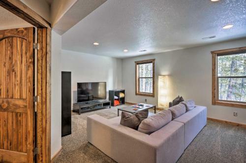Stunning Luxury Mountain Getaway With Deck!
