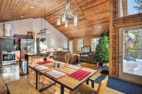 Stunning Luxury Mountain Getaway With Deck!