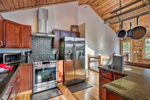 Stunning Luxury Mountain Getaway With Deck!