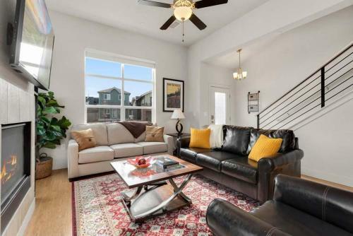 Modern Townhome Steps From The Brewery District!