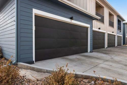 Modern Townhome Steps From The Brewery District!
