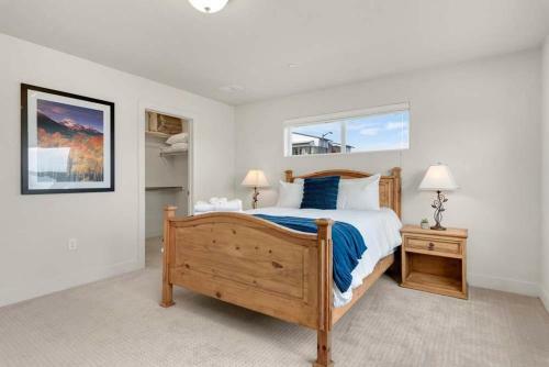 Modern Townhome Steps From The Brewery District!