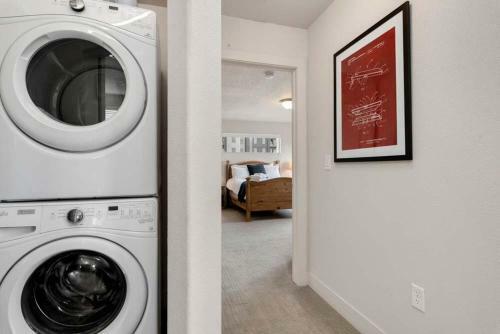 Modern Townhome Steps From The Brewery District!