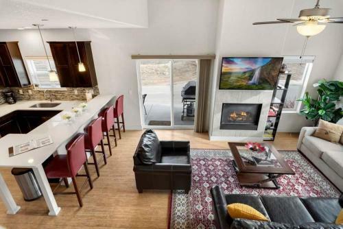 Modern Townhome Steps From The Brewery District!