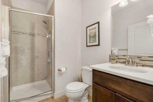 Modern Townhome Steps From The Brewery District!