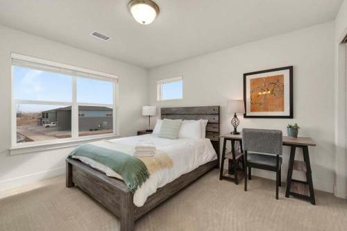 Modern Townhome Steps From The Brewery District!