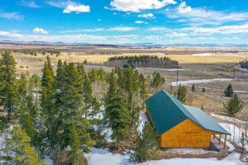 Updated 4-season Cabin On 5 Acres With Porch!
