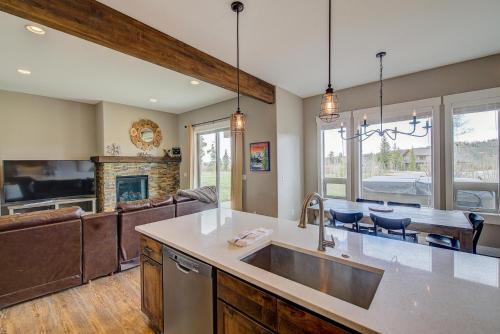 Mountain Getaway With Stunning Views And Hot Tub!!