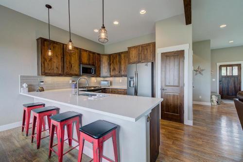 Mountain Getaway With Stunning Views And Hot Tub!!